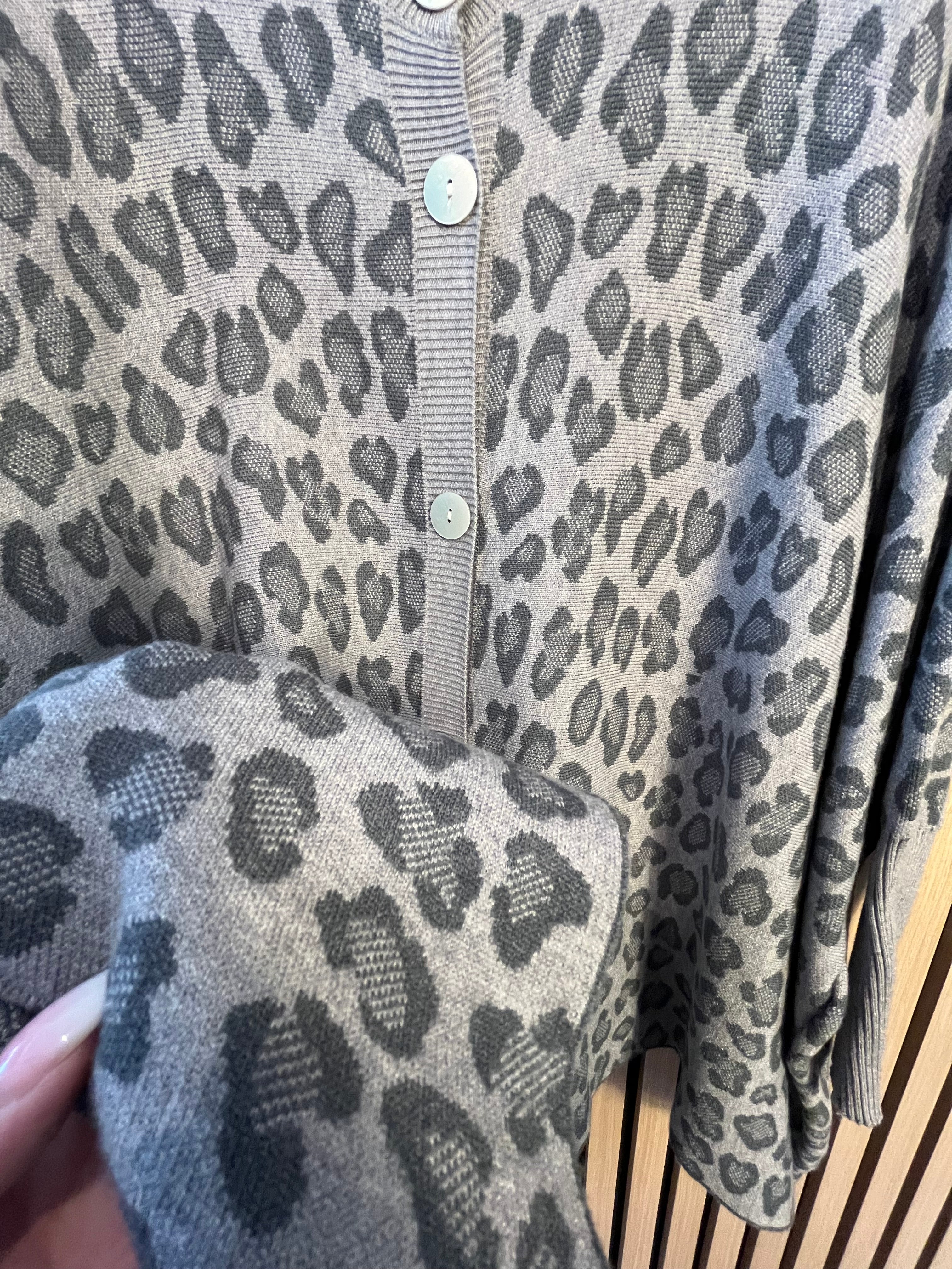 Cardigan Strickjacke mit Leomuster braun beige
