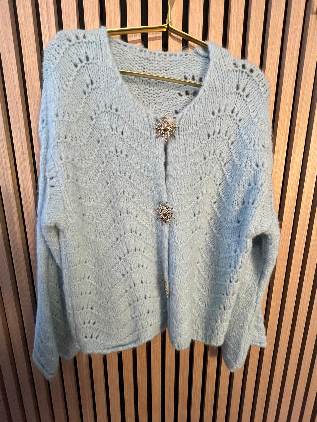 Strickjacke flieder blau mint weich mit Broschen Knöpfen