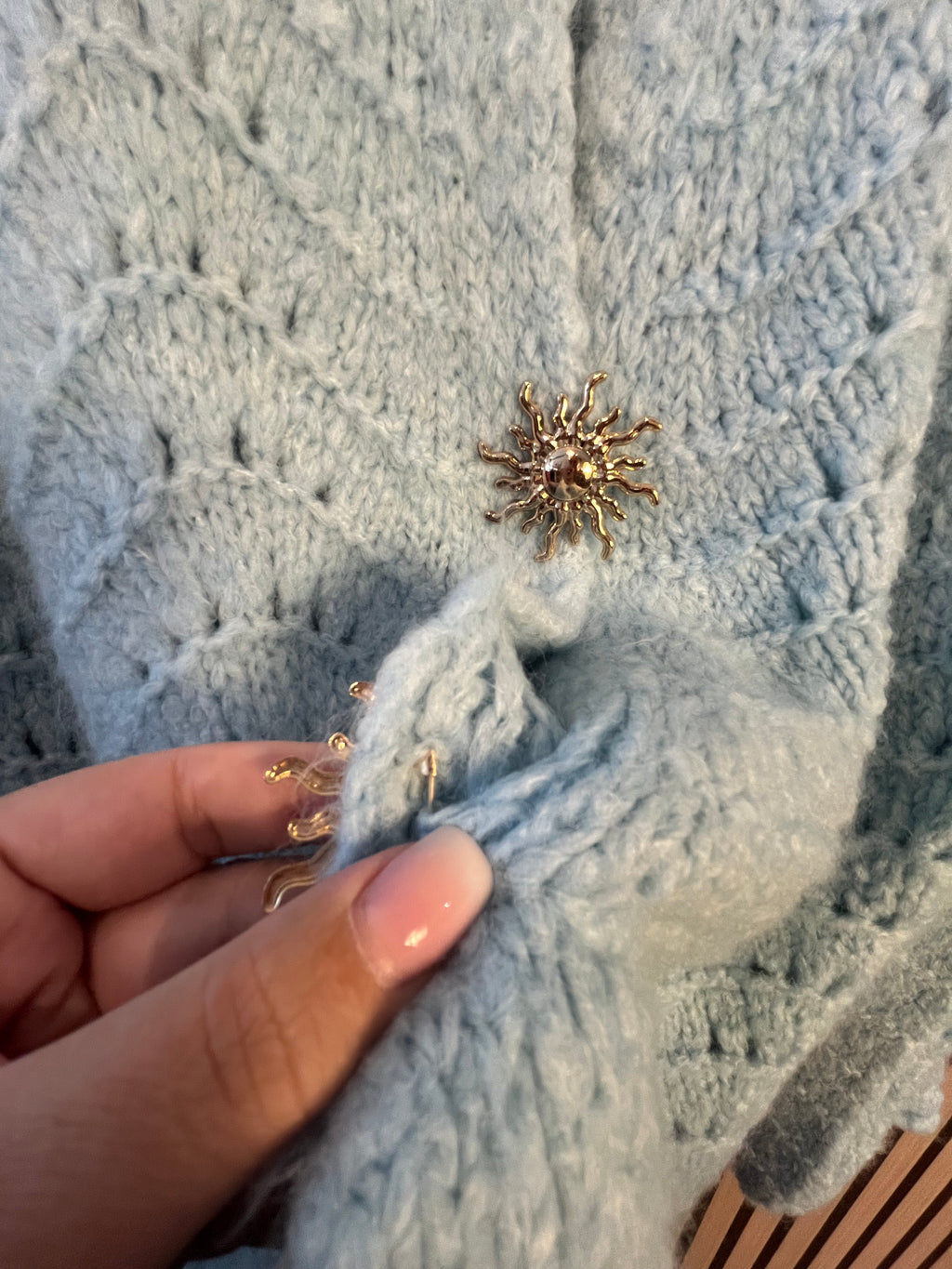Strickjacke flieder blau mint weich mit Broschen Knöpfen