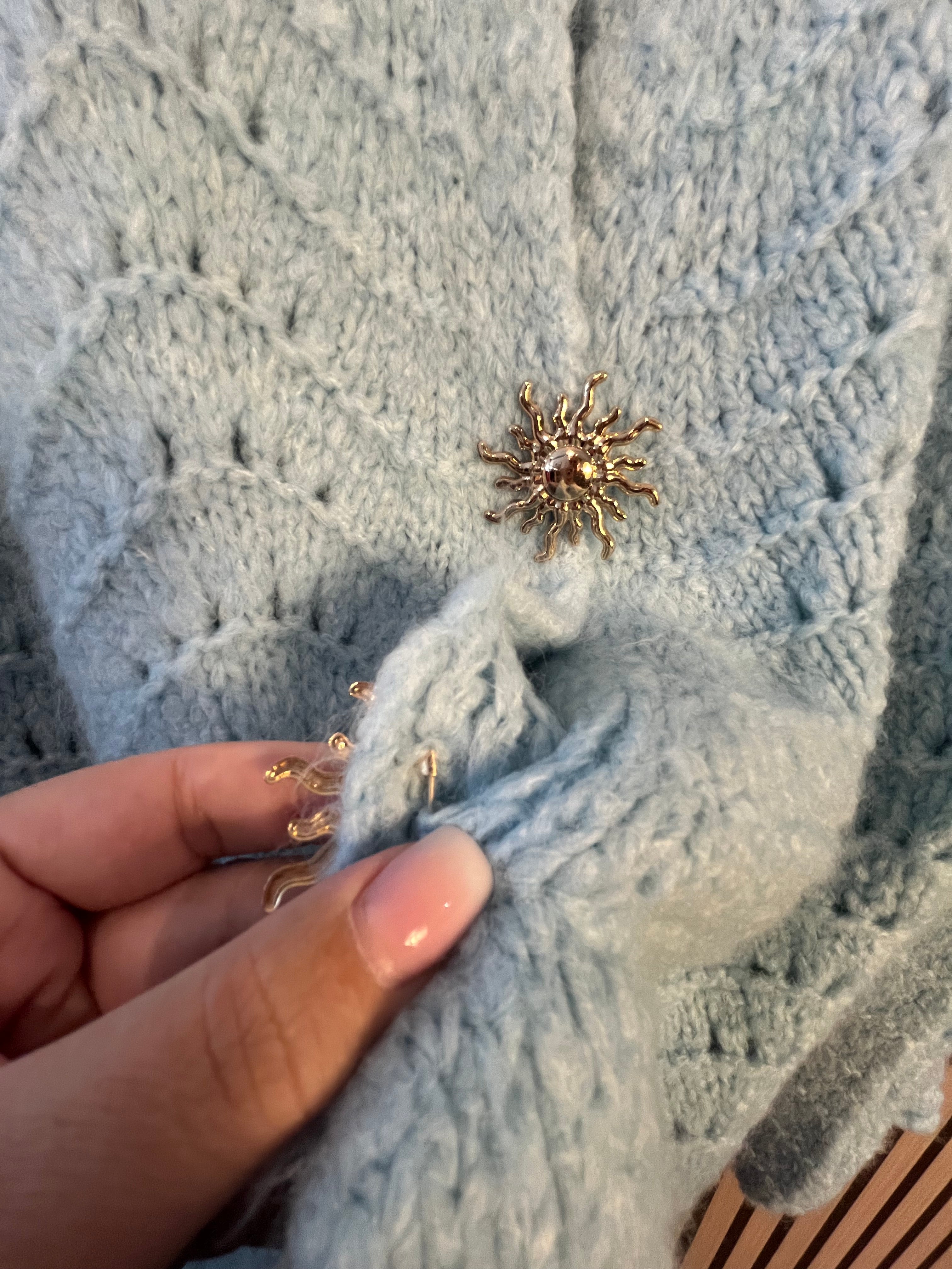 Strickjacke flieder blau mint weich mit Broschen Knöpfen