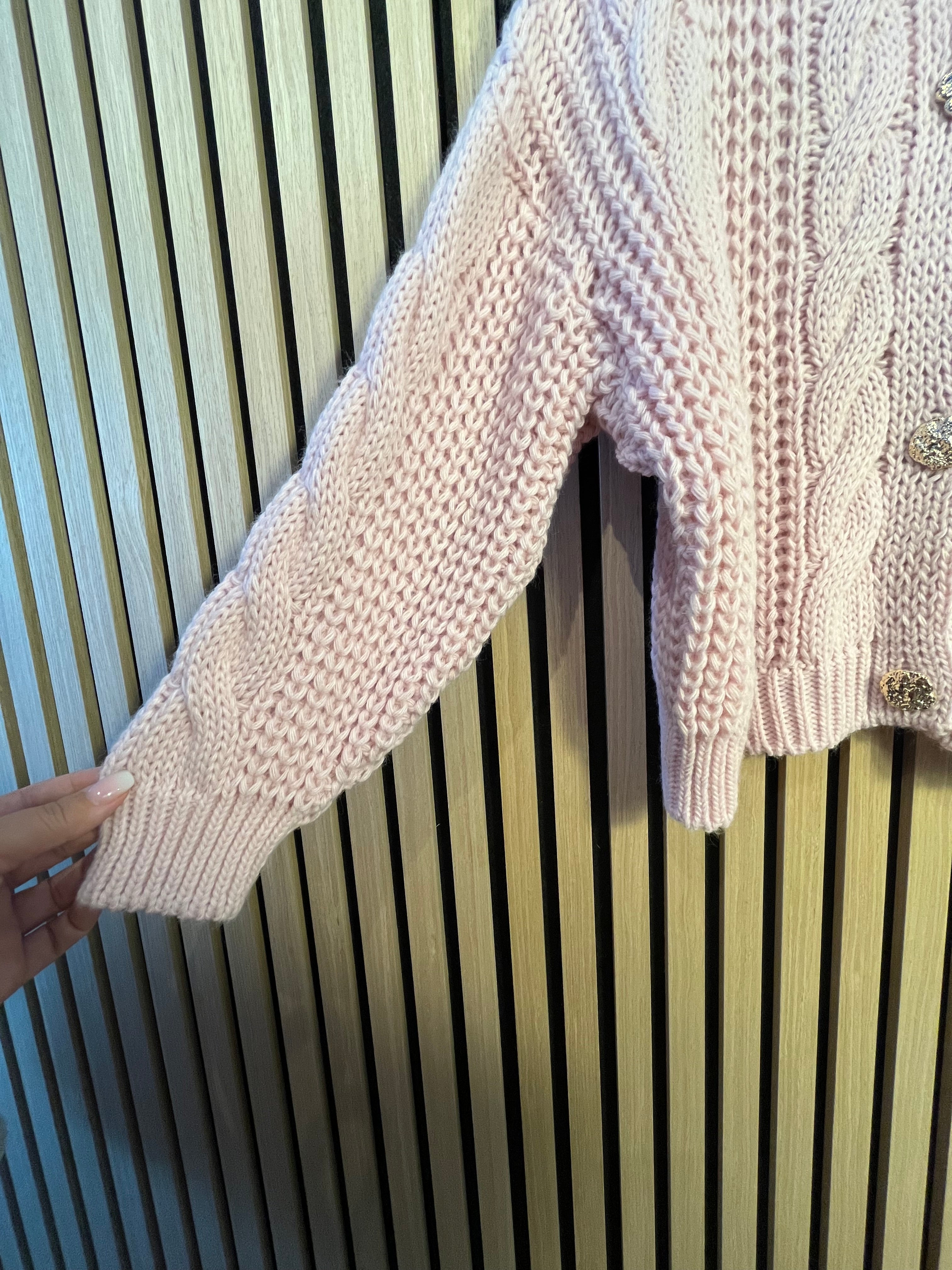 Strickjacke mit goldenen Knöpfen, gestrickte Optik