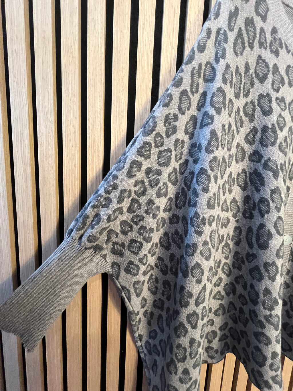 Cardigan Strickjacke mit Leomuster braun beige
