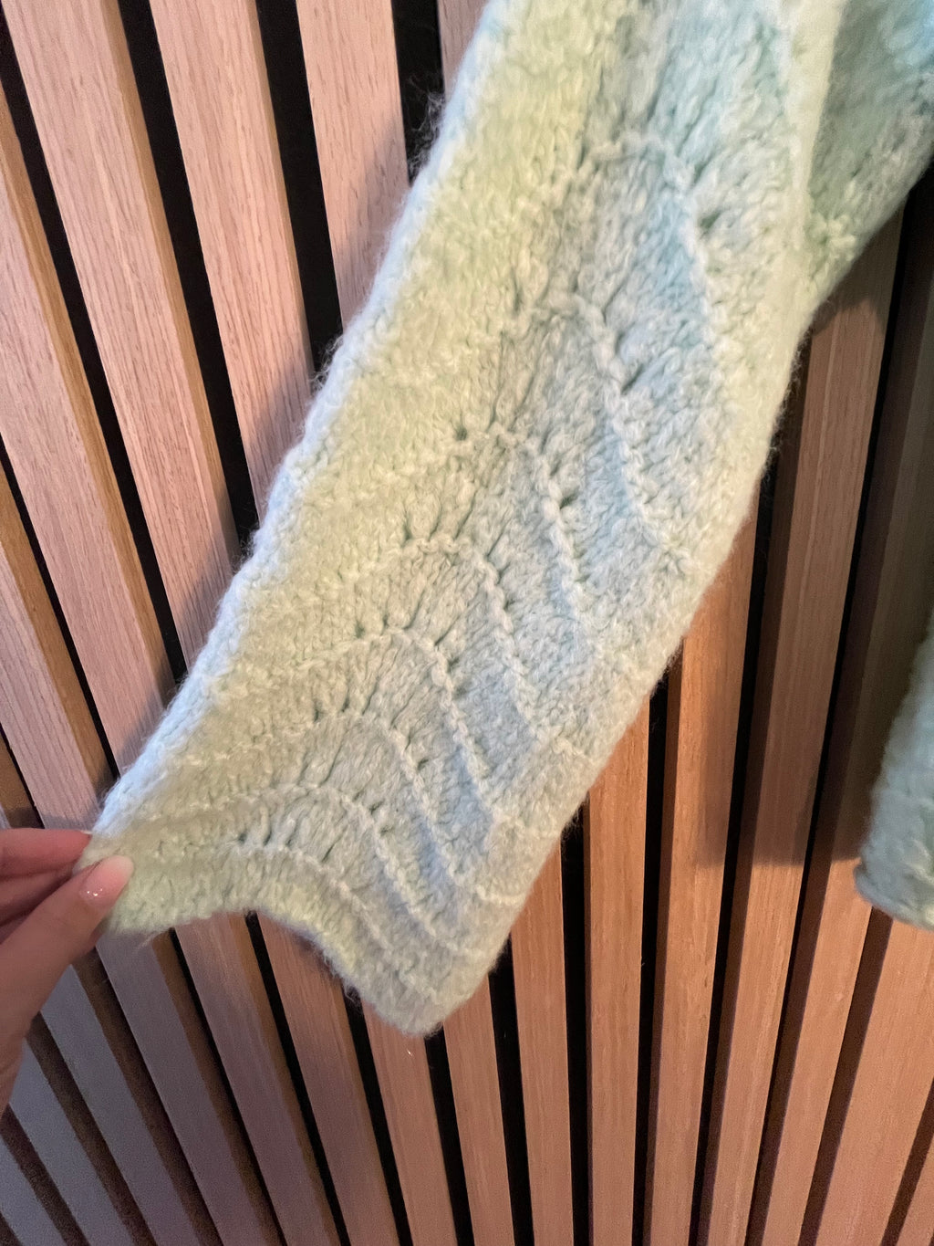 Strickjacke flieder blau mint weich mit Broschen Knöpfen