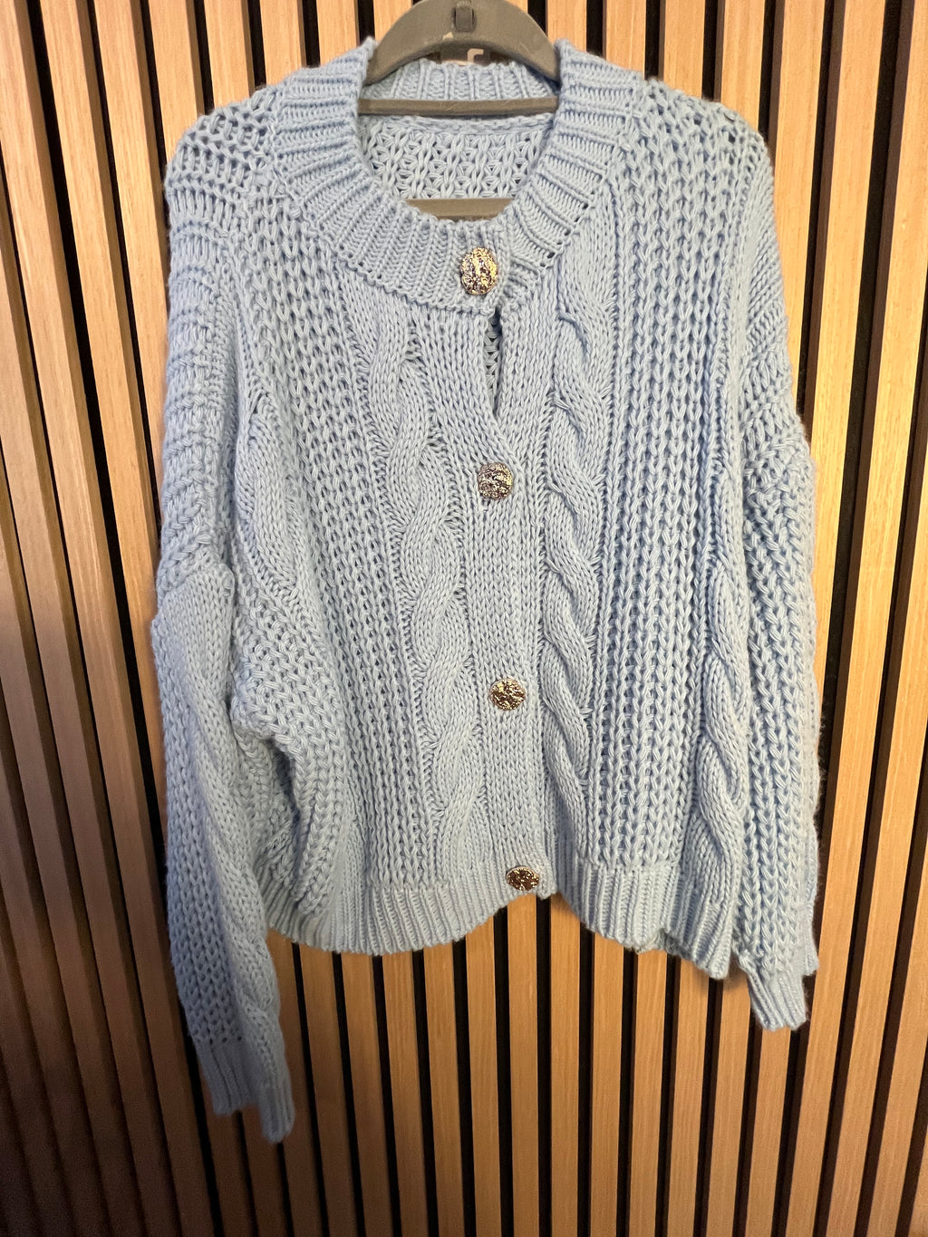 Strickjacke mit goldenen Knöpfen, gestrickte Optik