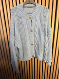 Strickjacke mit goldenen Knöpfen, gestrickte Optik