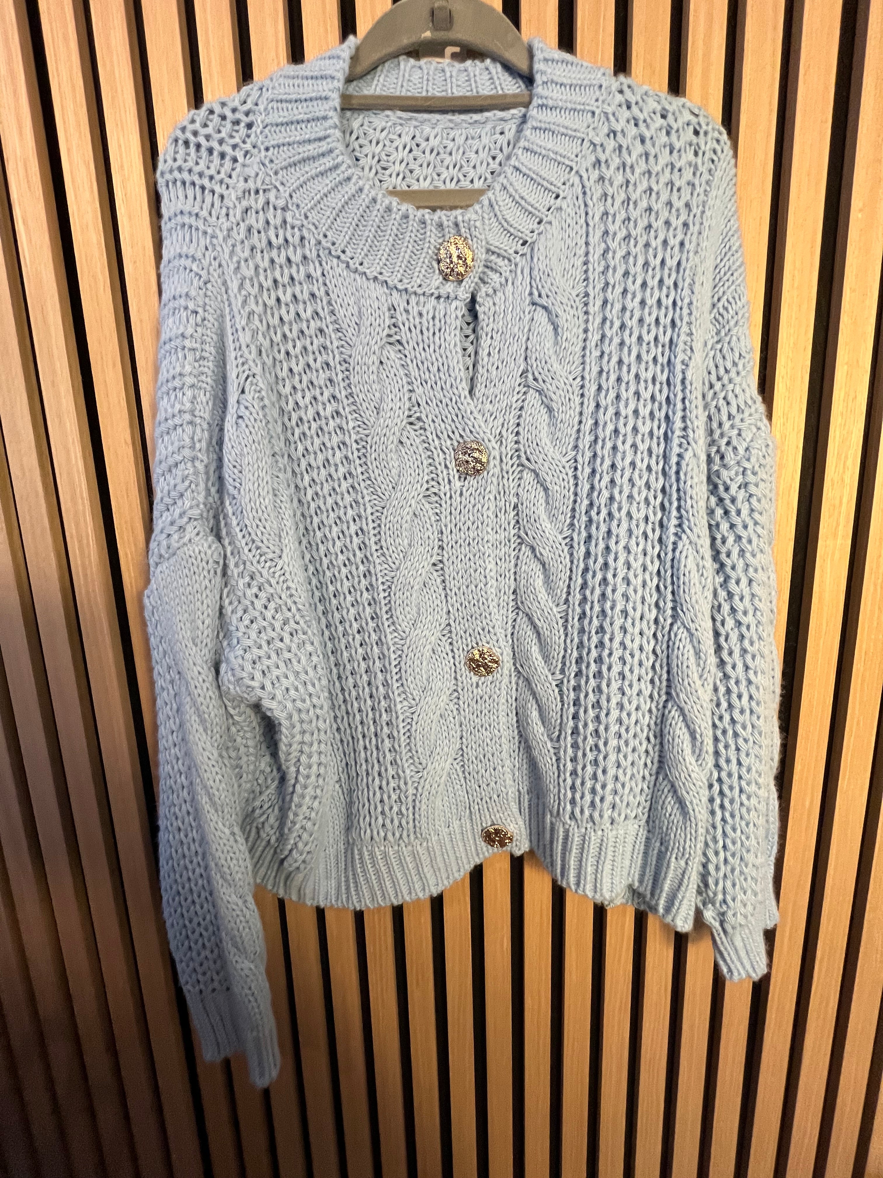 Strickjacke mit goldenen Knöpfen, gestrickte Optik