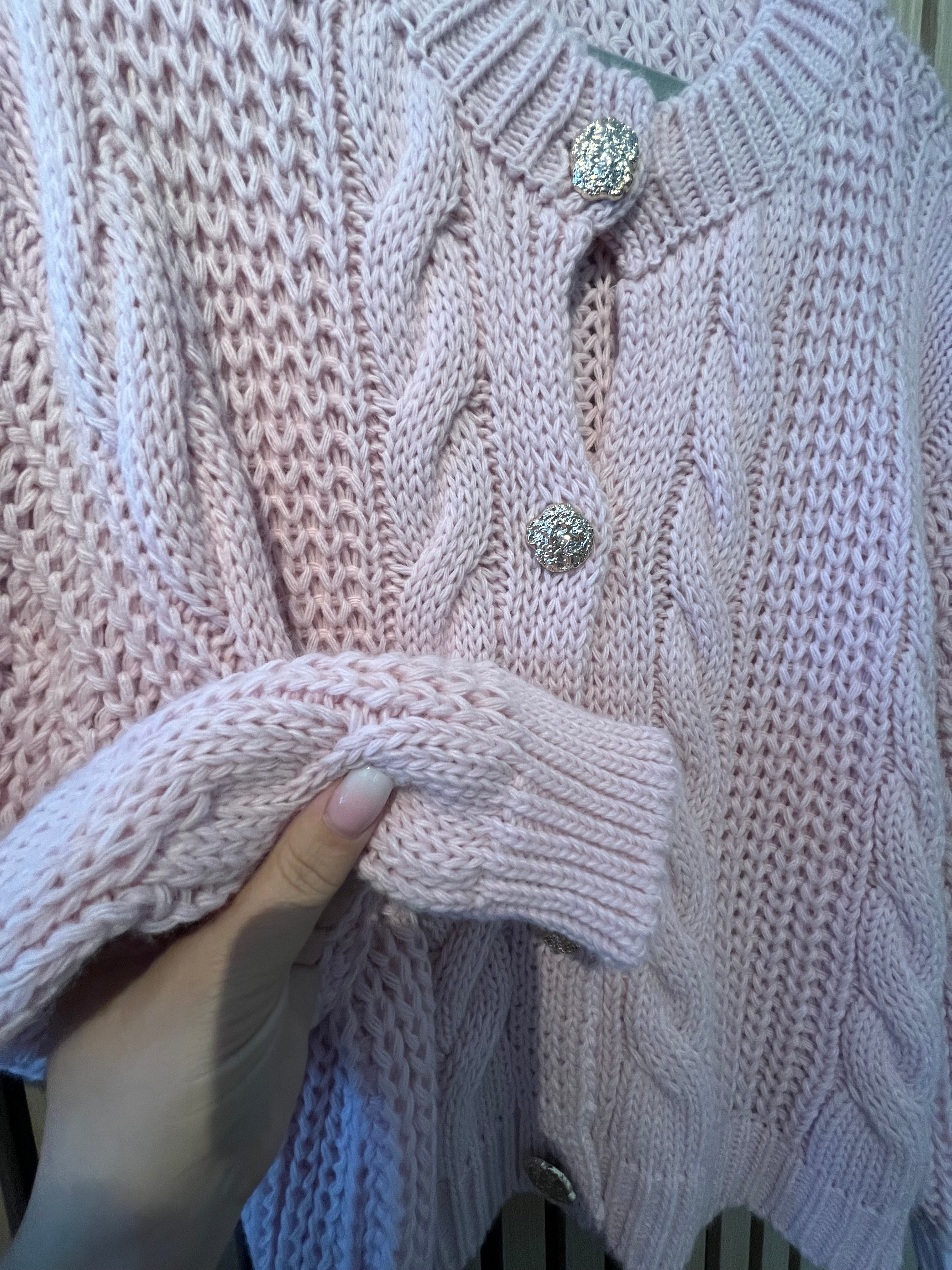 Strickjacke mit goldenen Knöpfen, gestrickte Optik