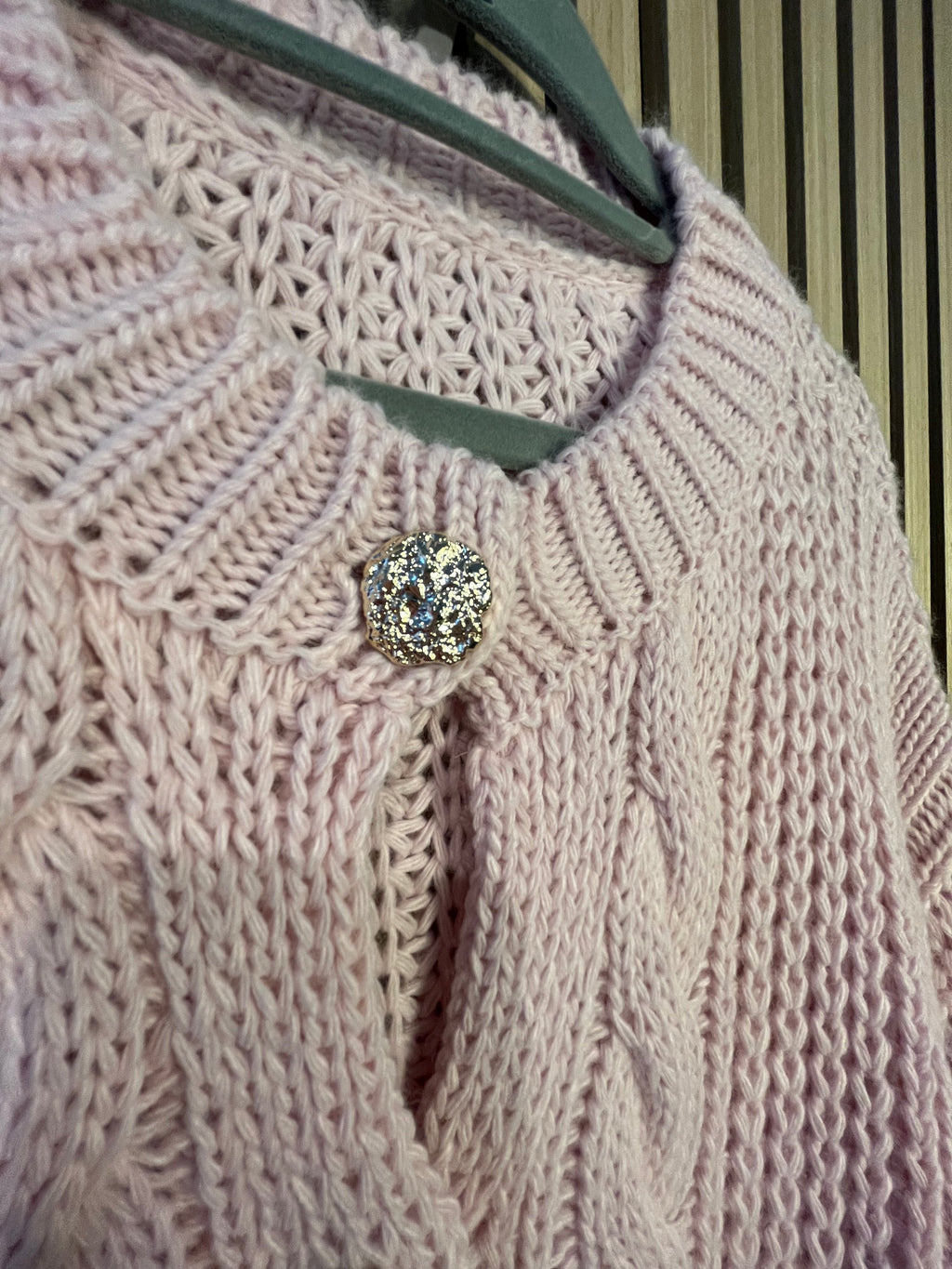 Strickjacke mit goldenen Knöpfen, gestrickte Optik