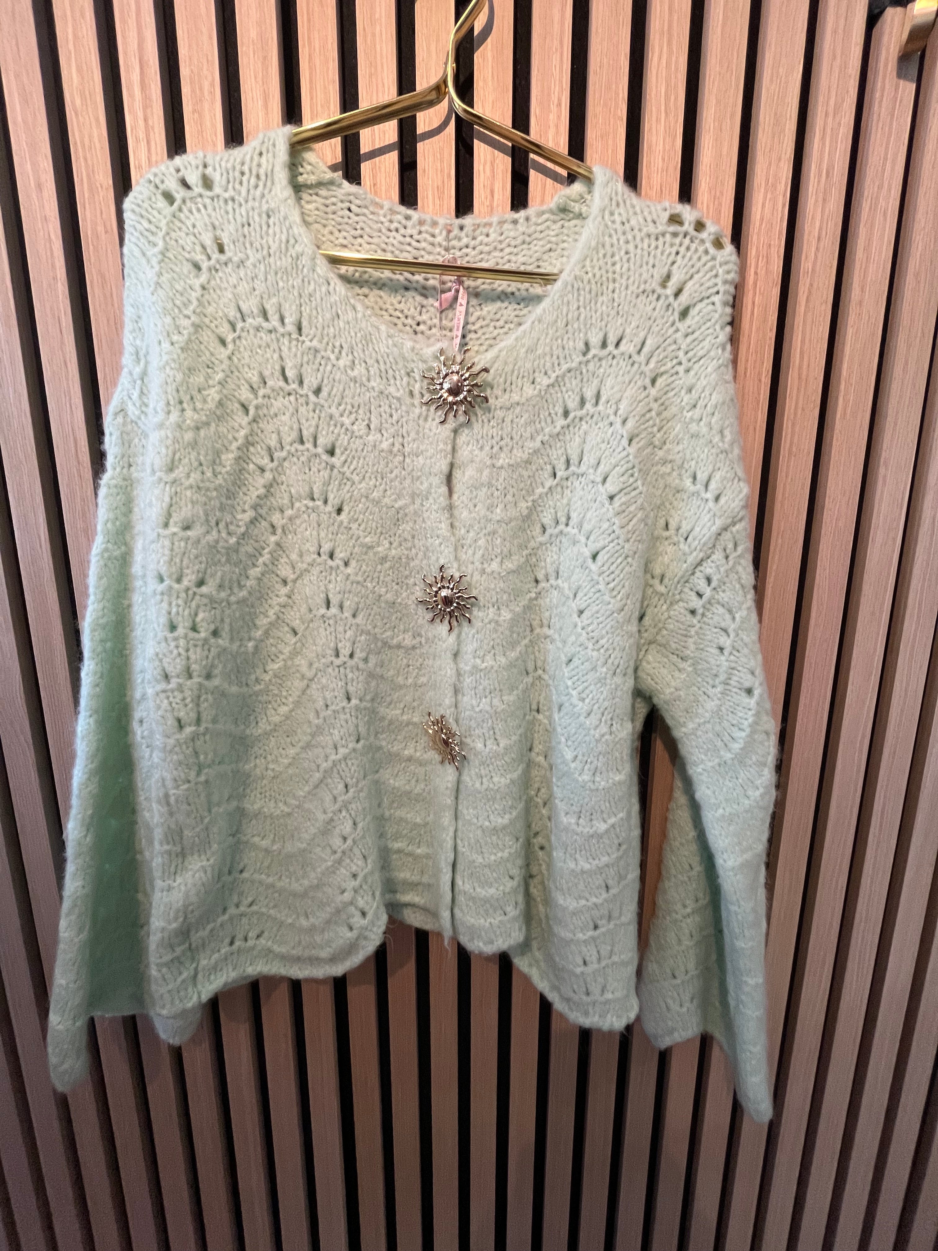 Strickjacke flieder blau mint weich mit Broschen Knöpfen