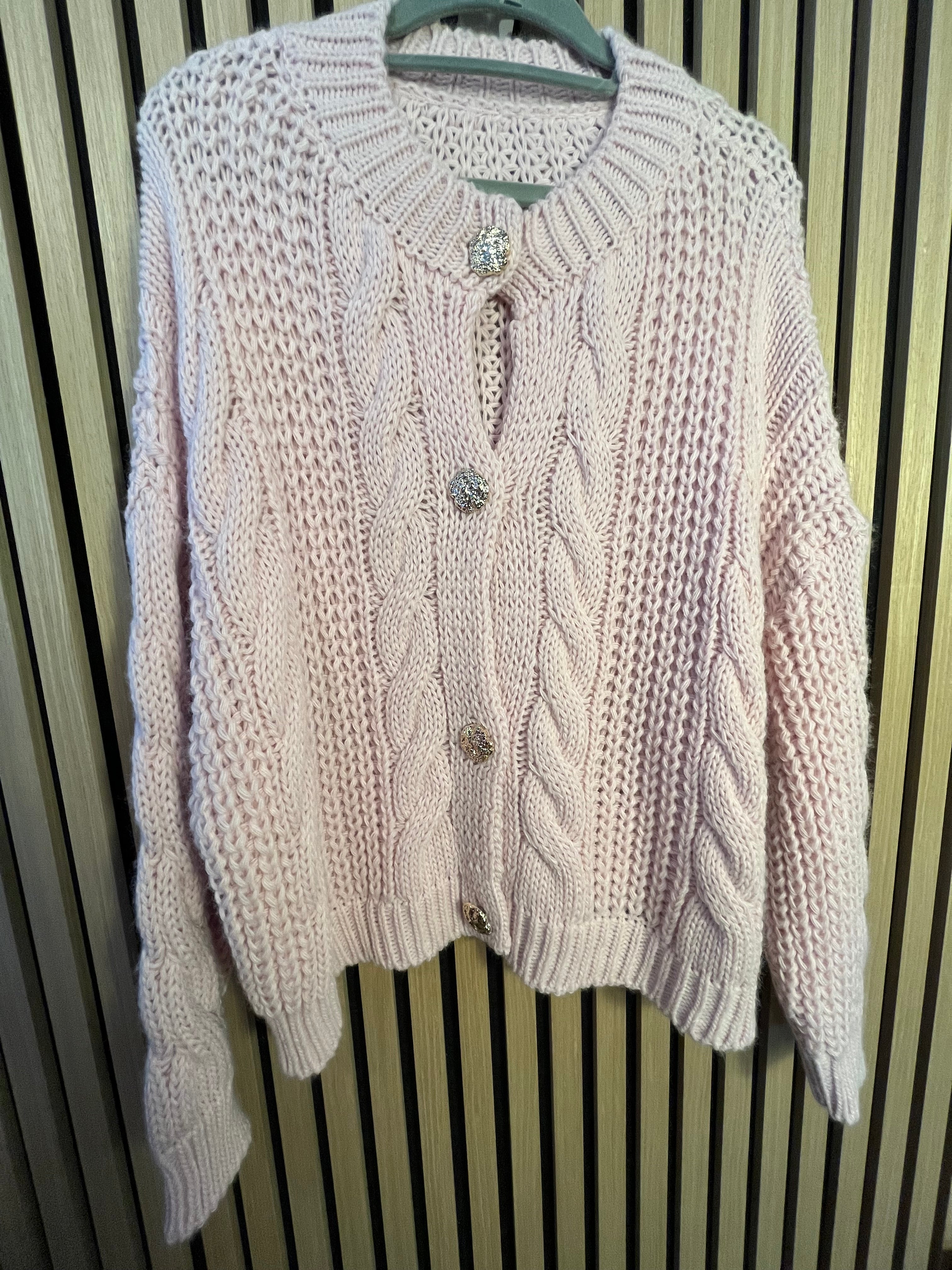 Strickjacke mit goldenen Knöpfen, gestrickte Optik