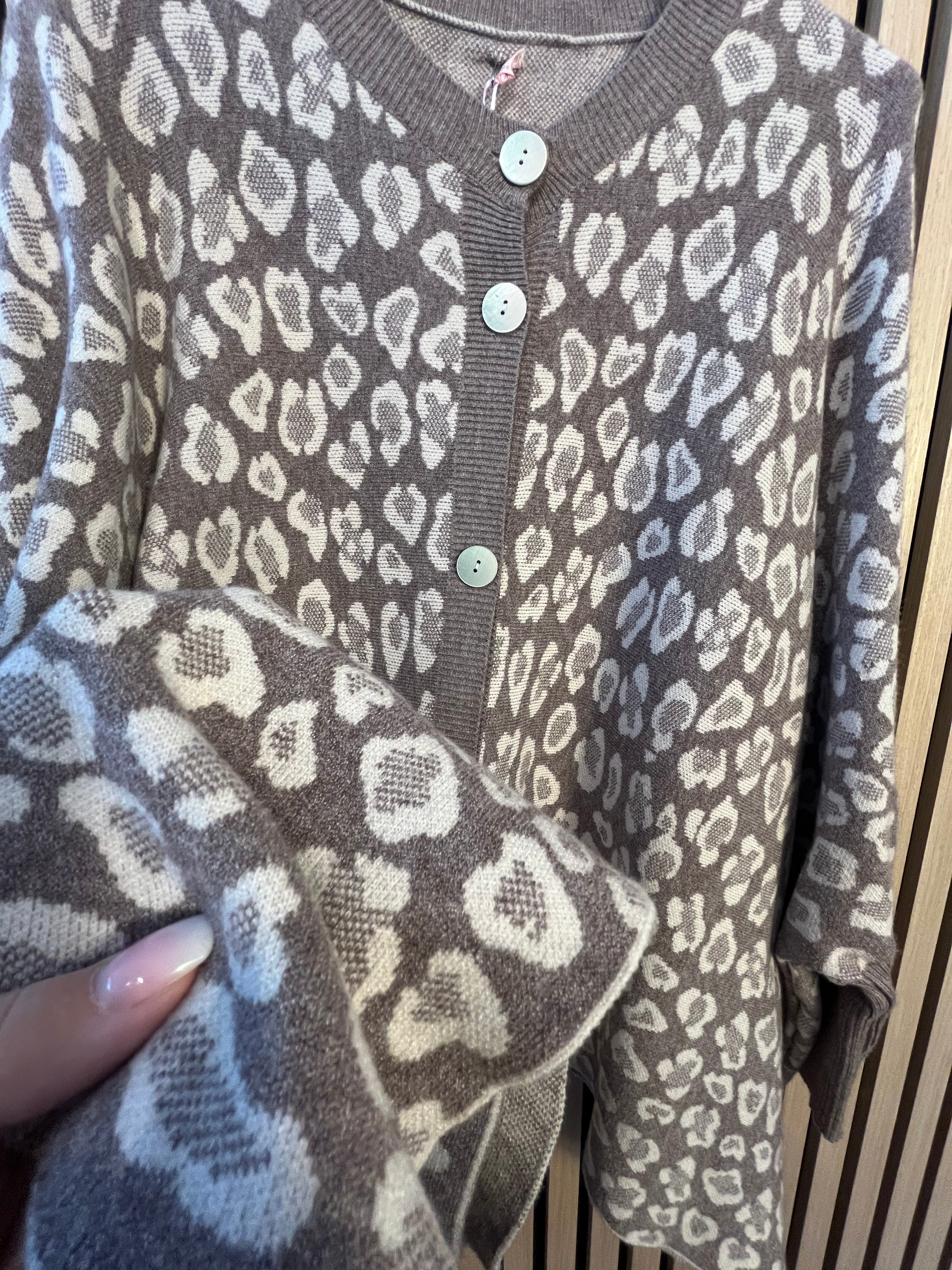 Cardigan Strickjacke mit Leomuster braun beige