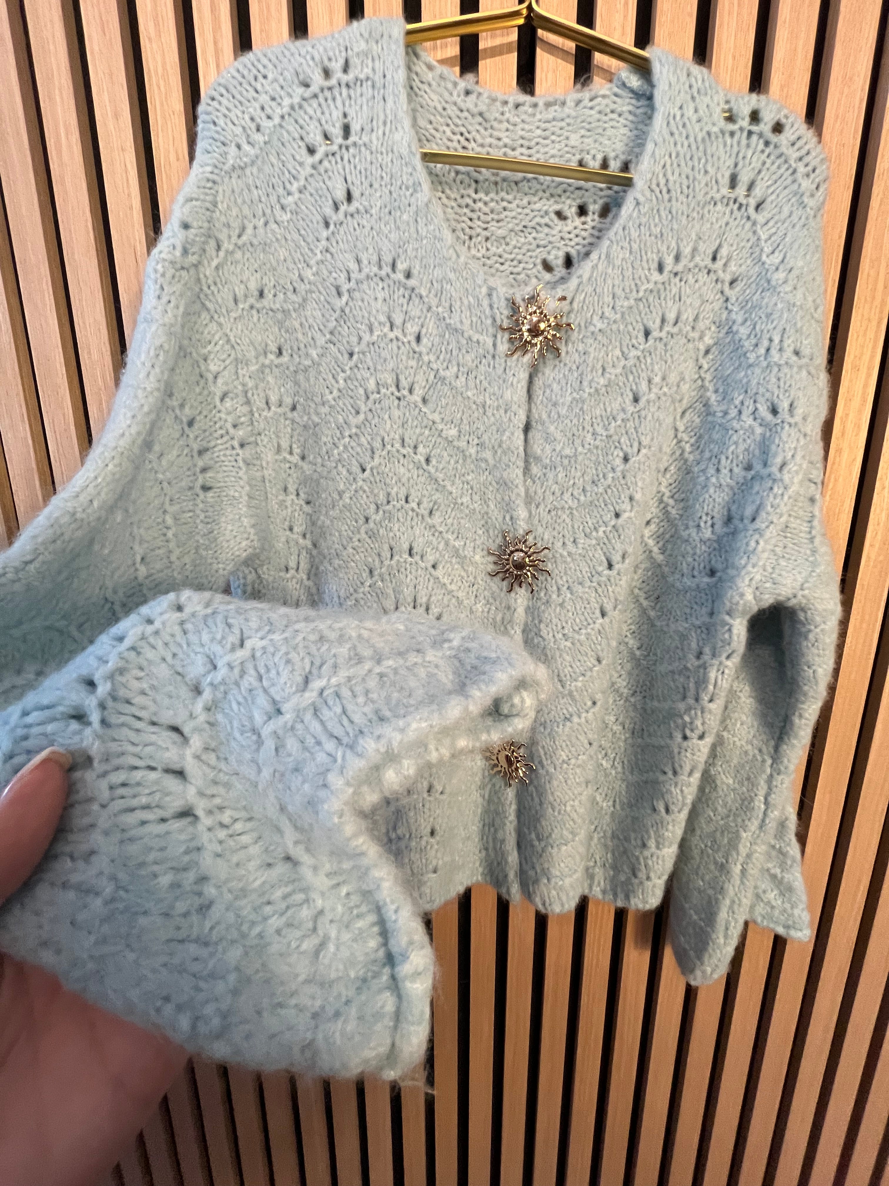 Strickjacke flieder blau mint weich mit Broschen Knöpfen