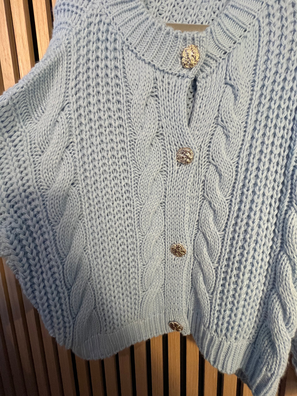 Strickjacke mit goldenen Knöpfen, gestrickte Optik