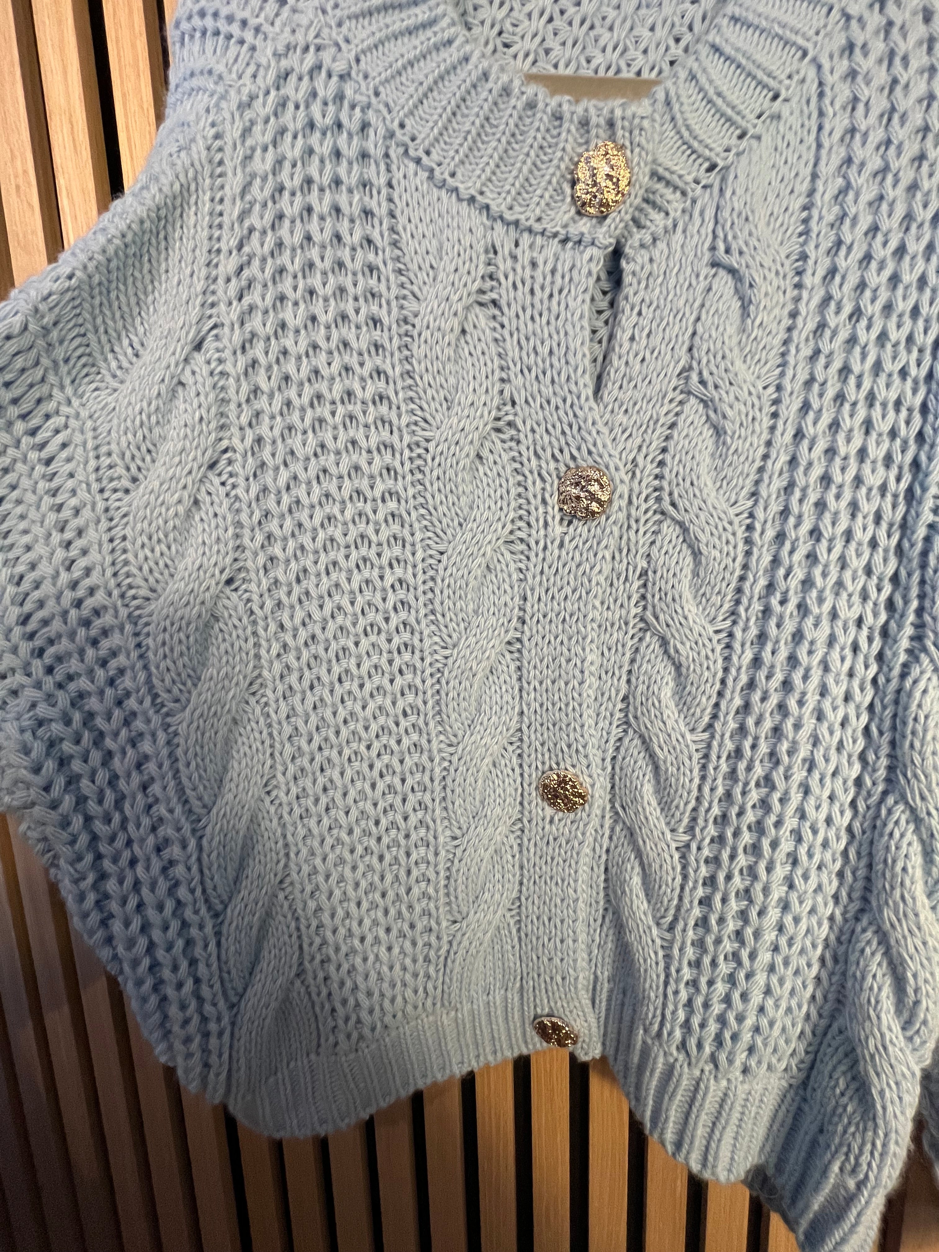 Strickjacke mit goldenen Knöpfen, gestrickte Optik