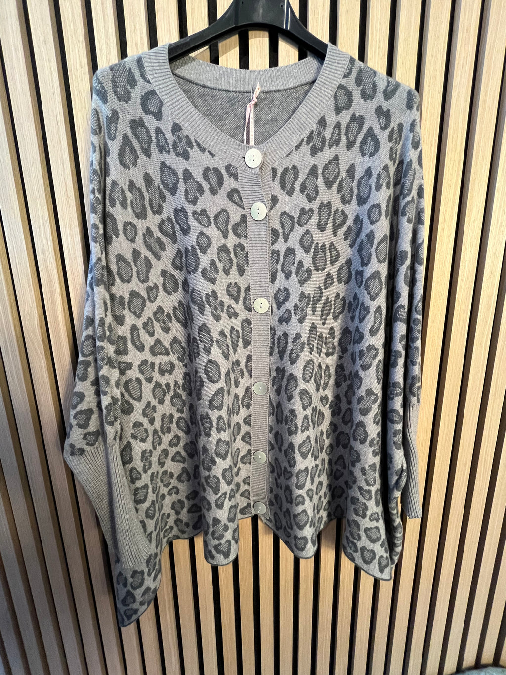 Cardigan Strickjacke mit Leomuster braun beige