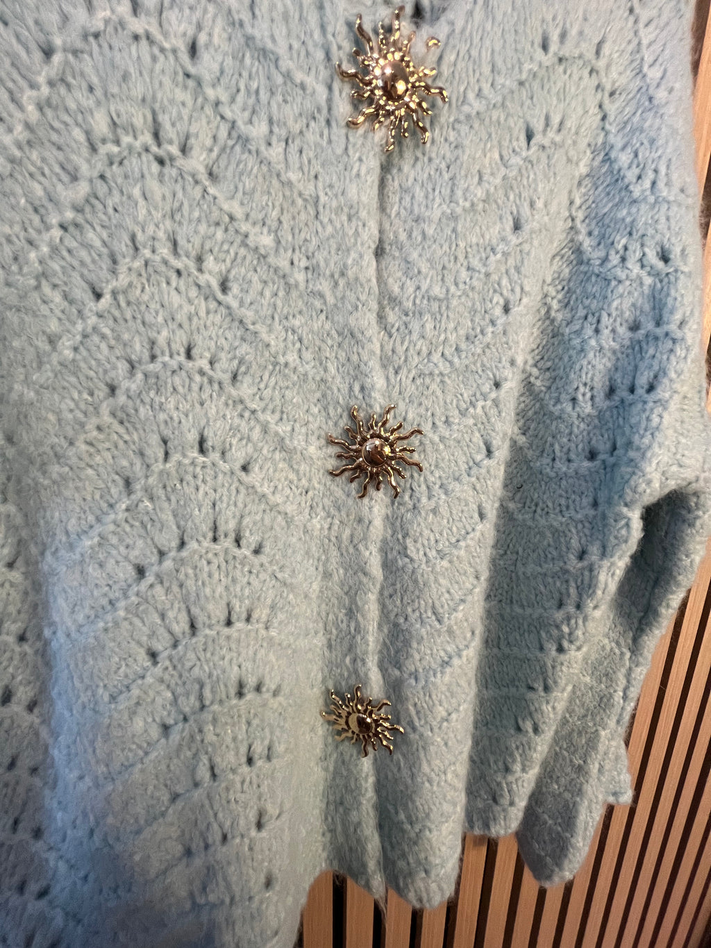 Strickjacke flieder blau mint weich mit Broschen Knöpfen