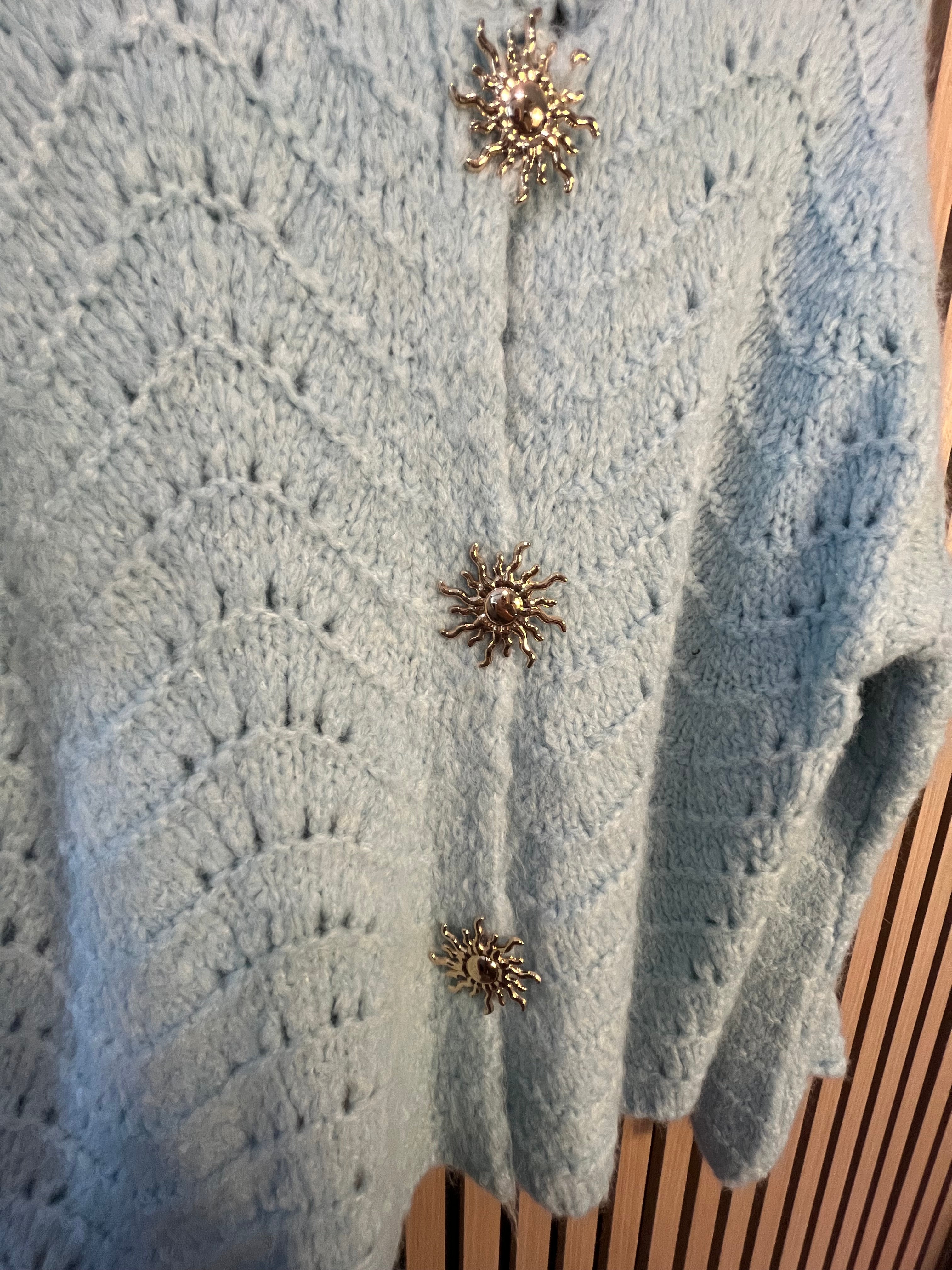 Strickjacke flieder blau mint weich mit Broschen Knöpfen