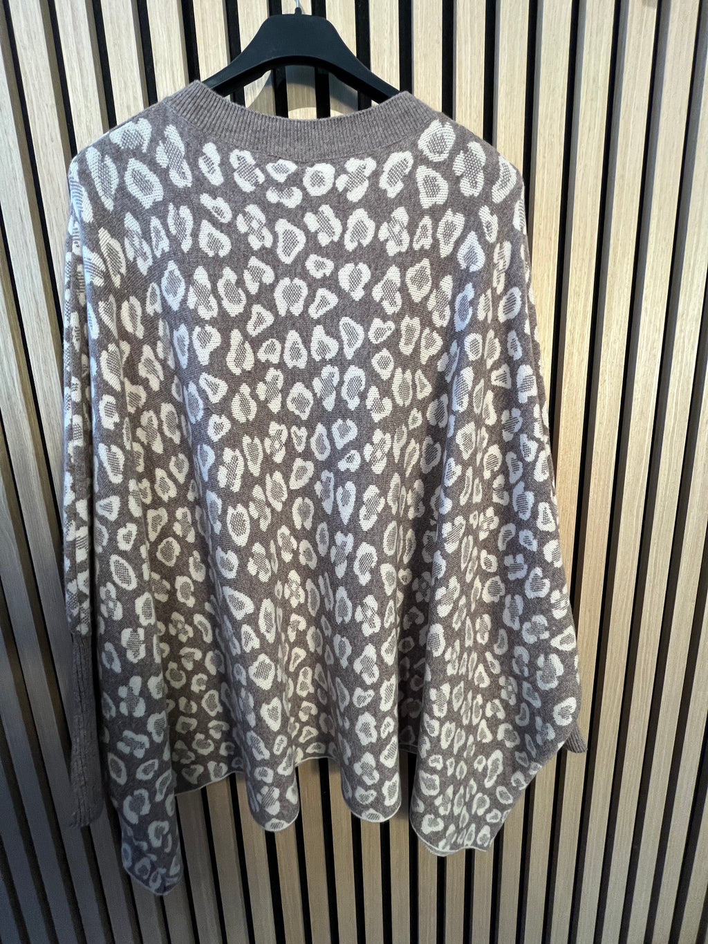 Cardigan Strickjacke mit Leomuster braun beige