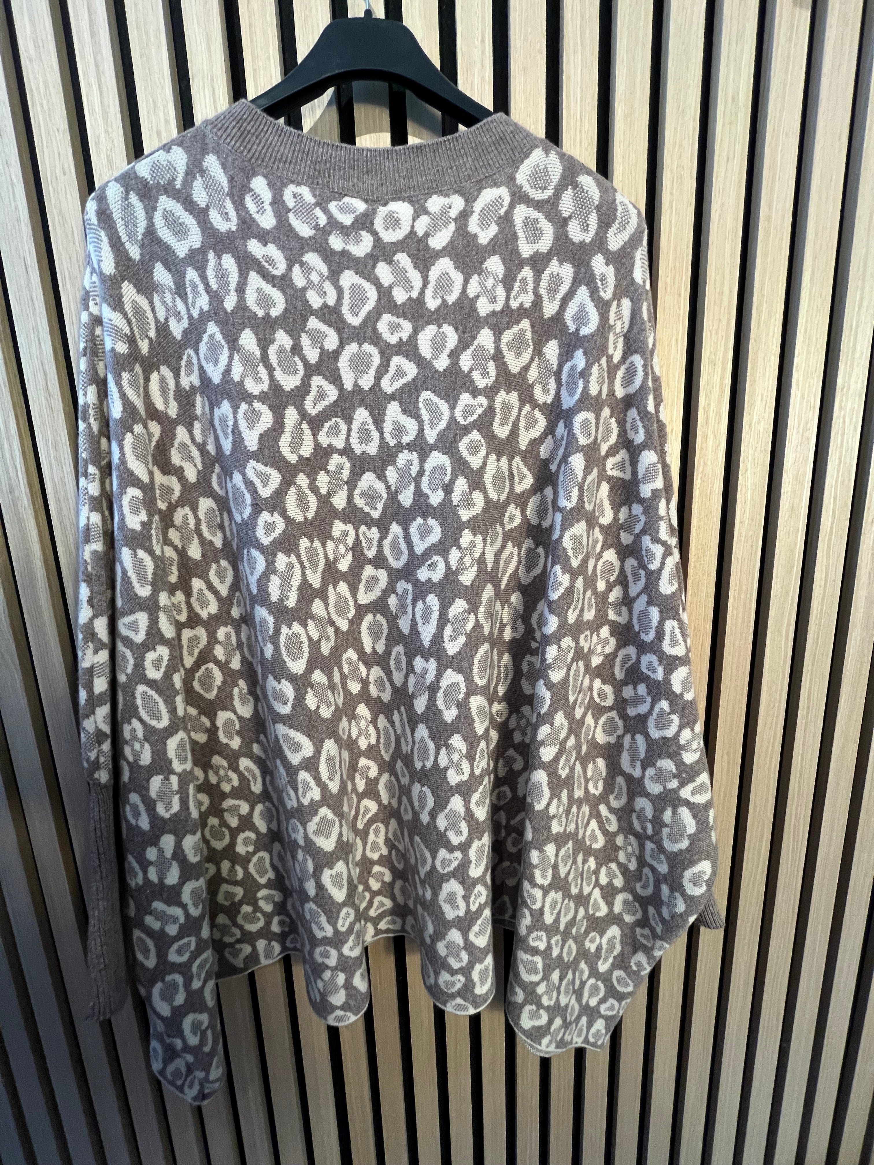 Cardigan Strickjacke mit Leomuster braun beige