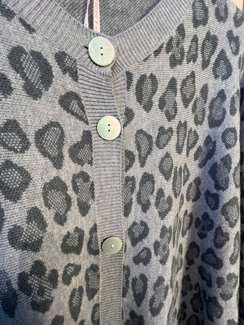 Cardigan Strickjacke mit Leomuster braun beige