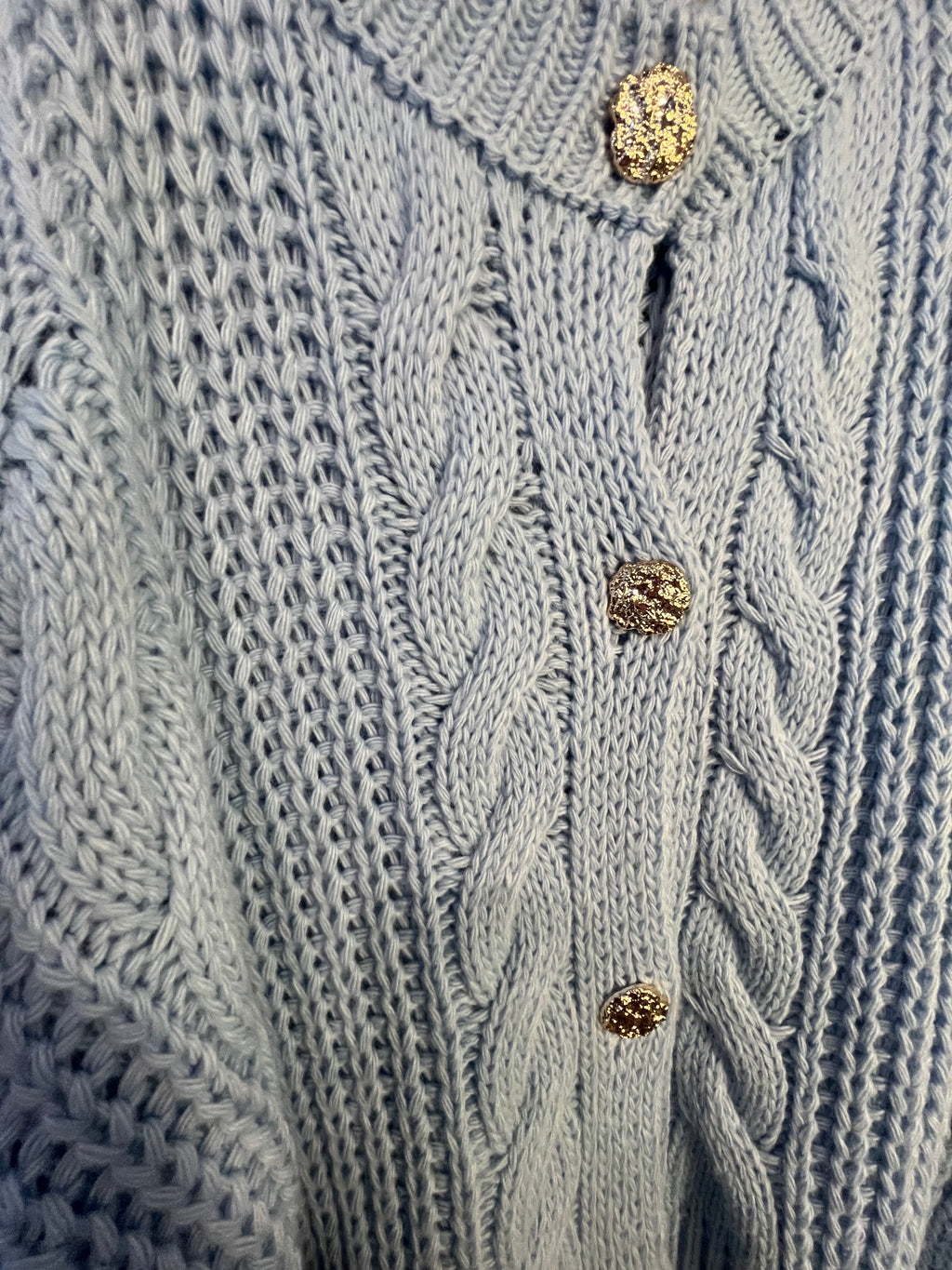 Strickjacke mit goldenen Knöpfen, gestrickte Optik