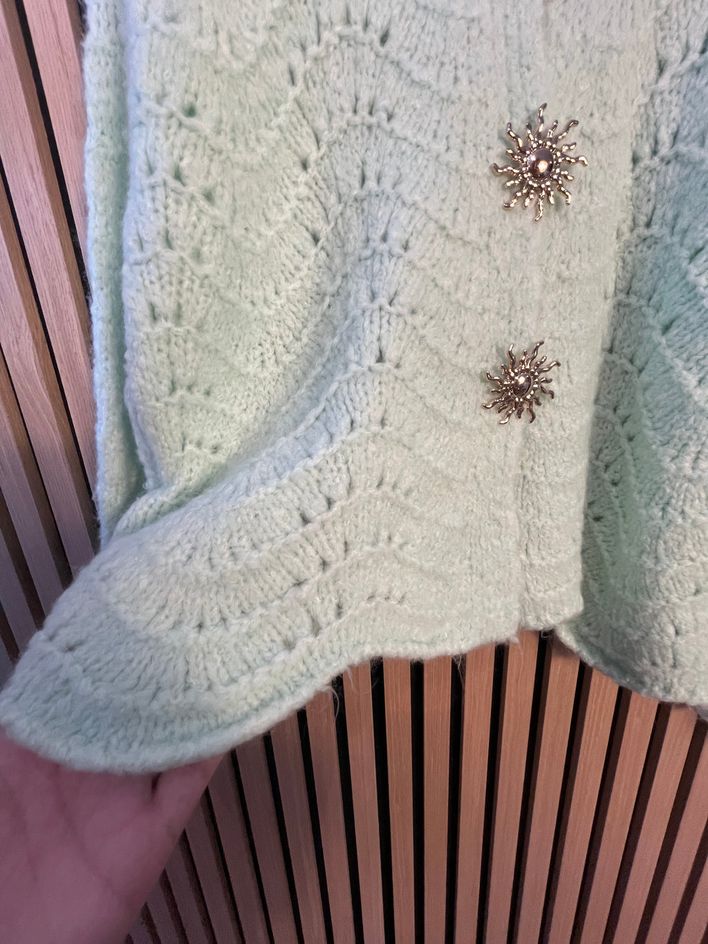 Strickjacke flieder blau mint weich mit Broschen Knöpfen