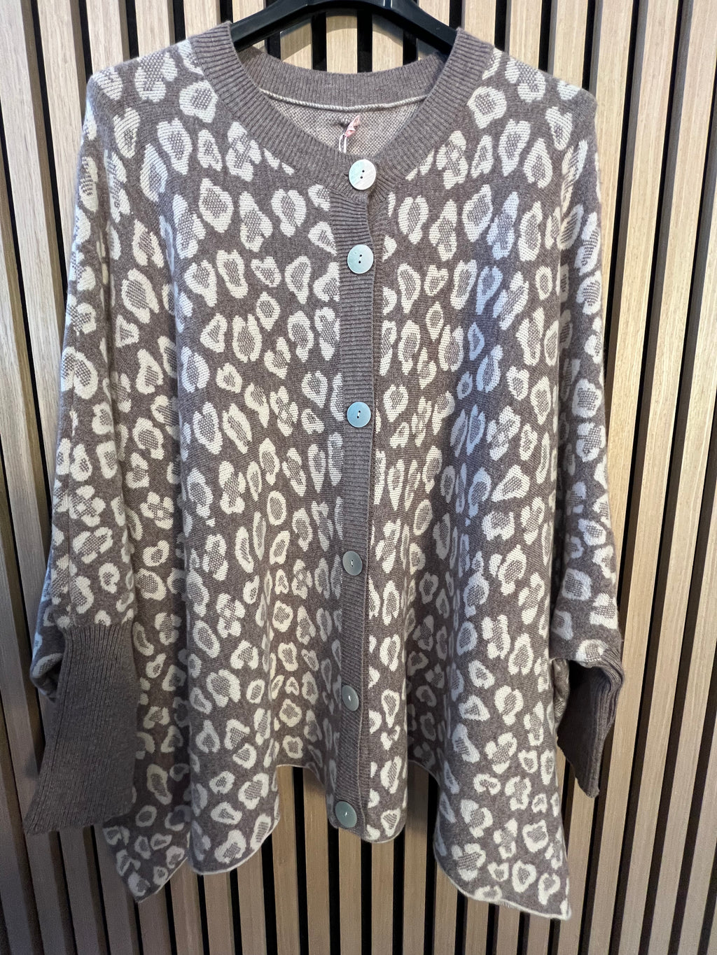 Cardigan Strickjacke mit Leomuster braun beige
