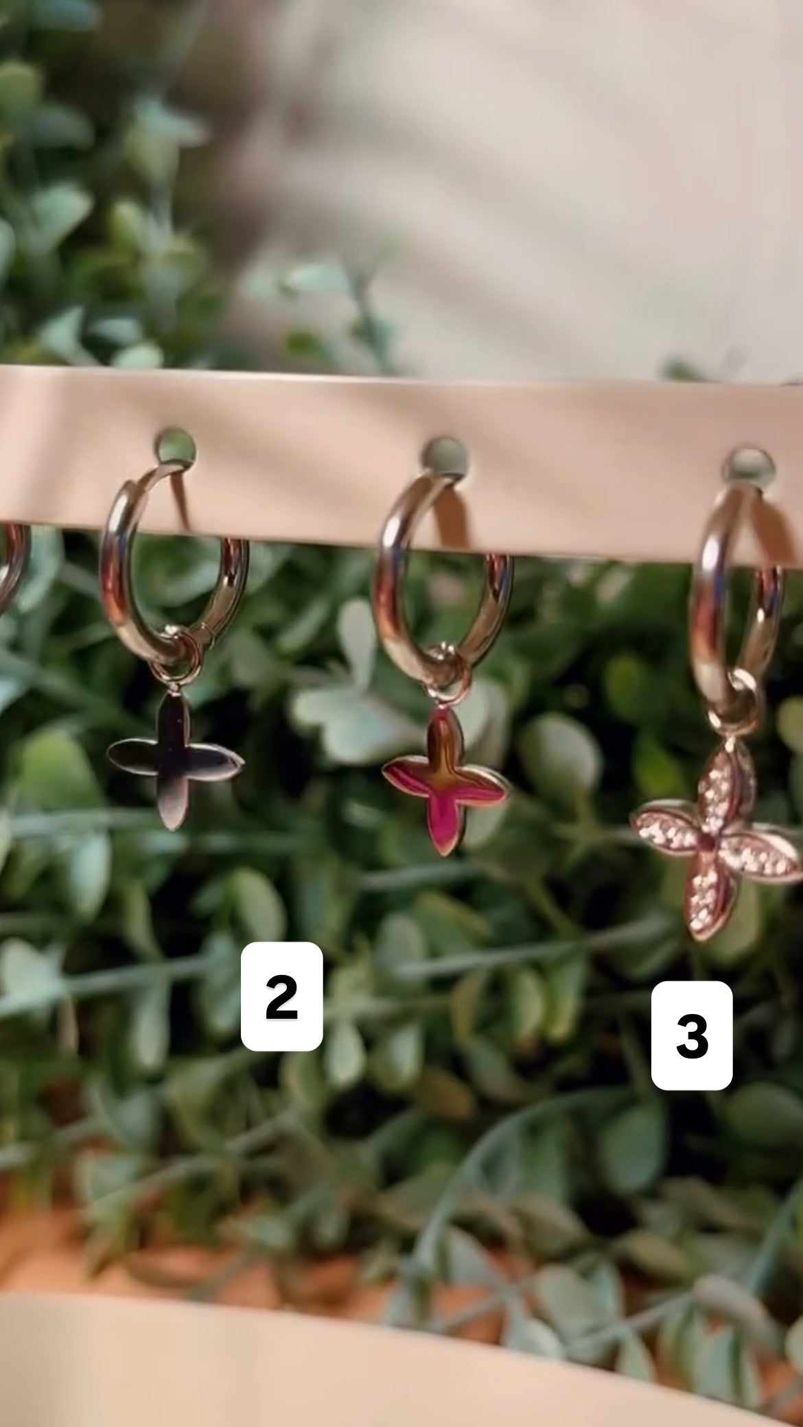 Ohrringe „Holly“ klein silberfarben vergoldet Mini Ohrstecker Ohrhänger Schmuck